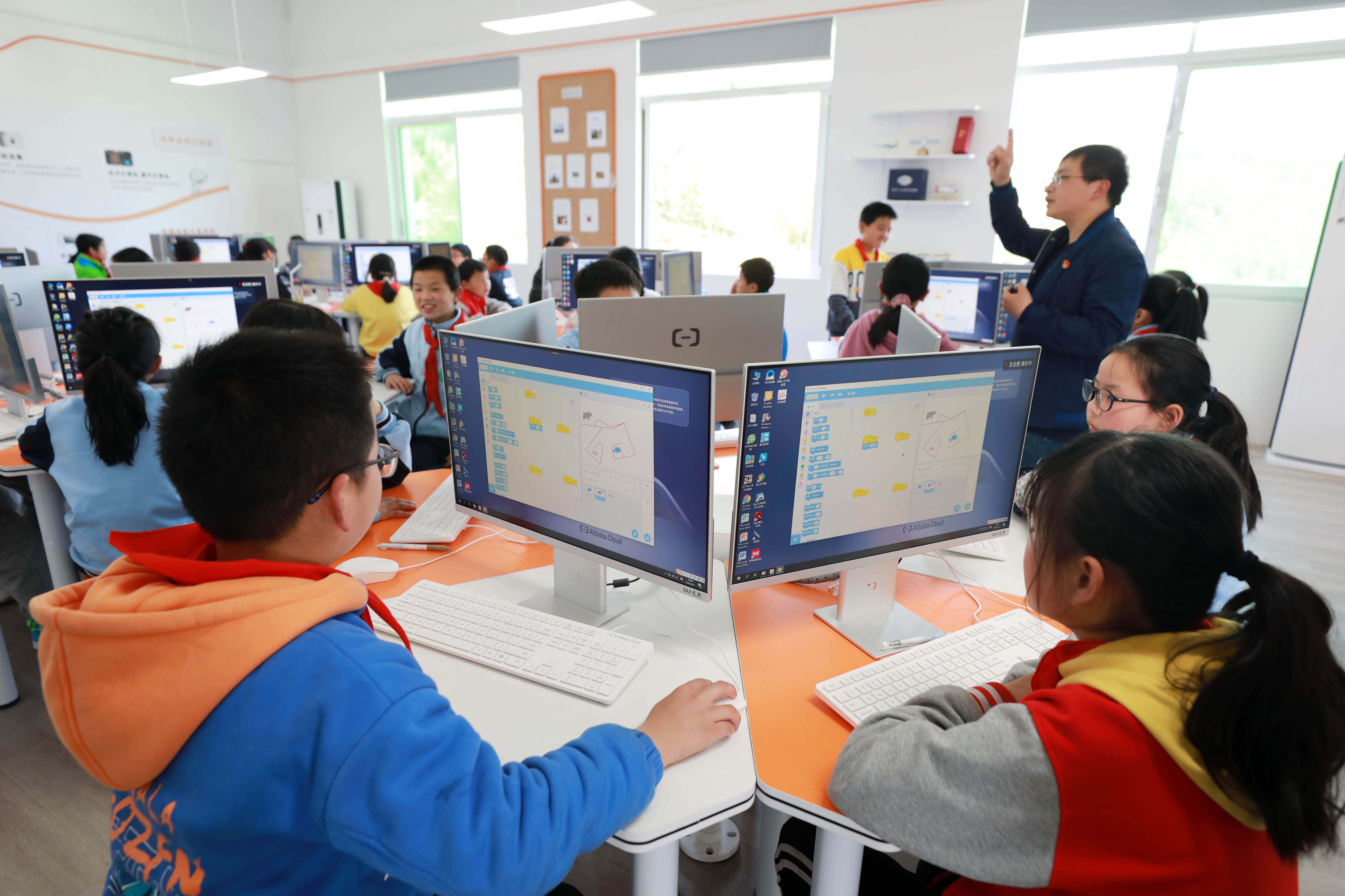 Cloud Computer Classroom in Fengshuling School 