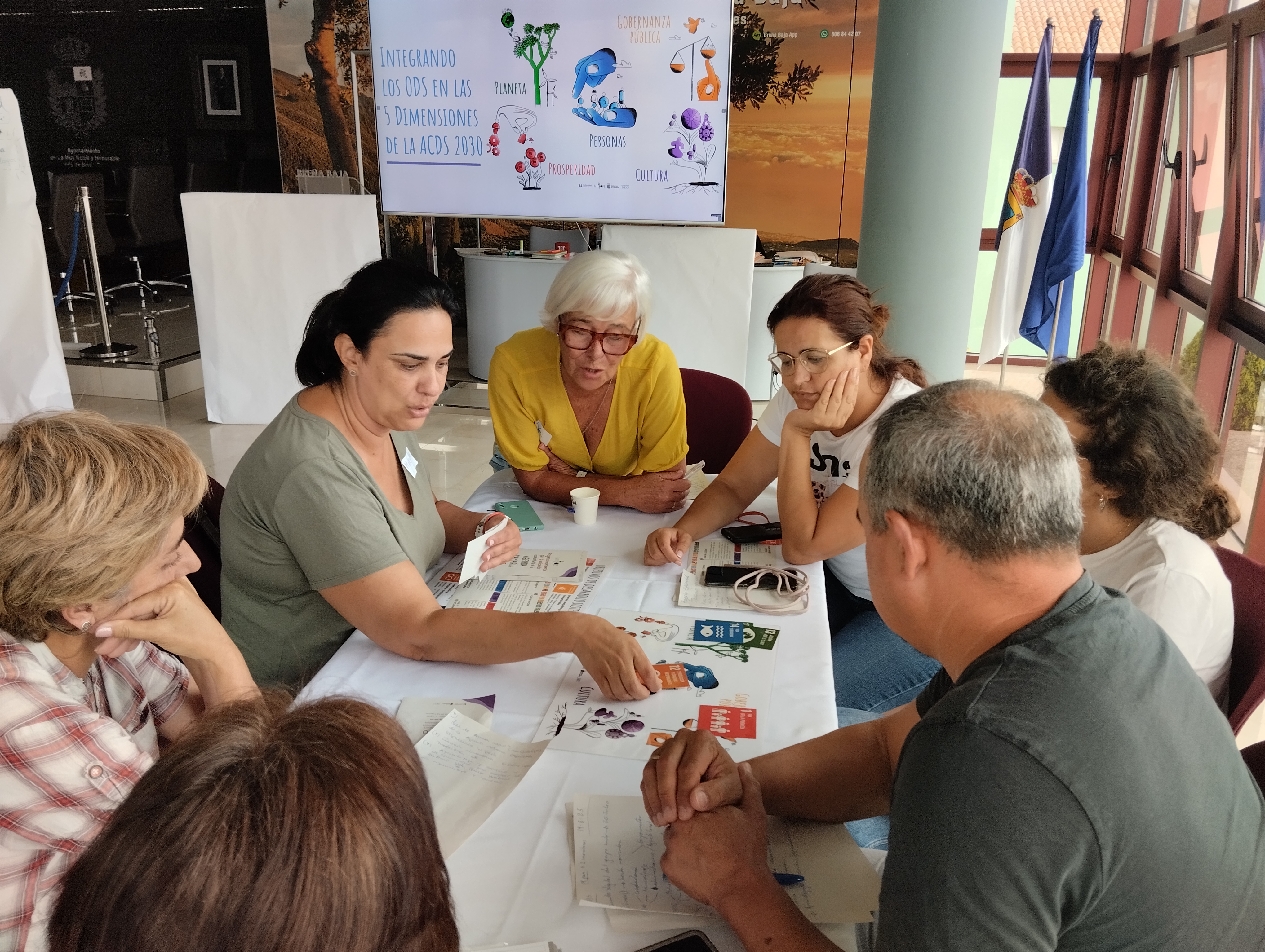 Training session in the selected locality of San José, Breña Baja, La Palma, where a group of participants is developing the dynamic 'Integrating the SDGs in the five dimensions of the Canary Islands Agenda for Sustainable Development 2023'. Photo from BarriODS Team.