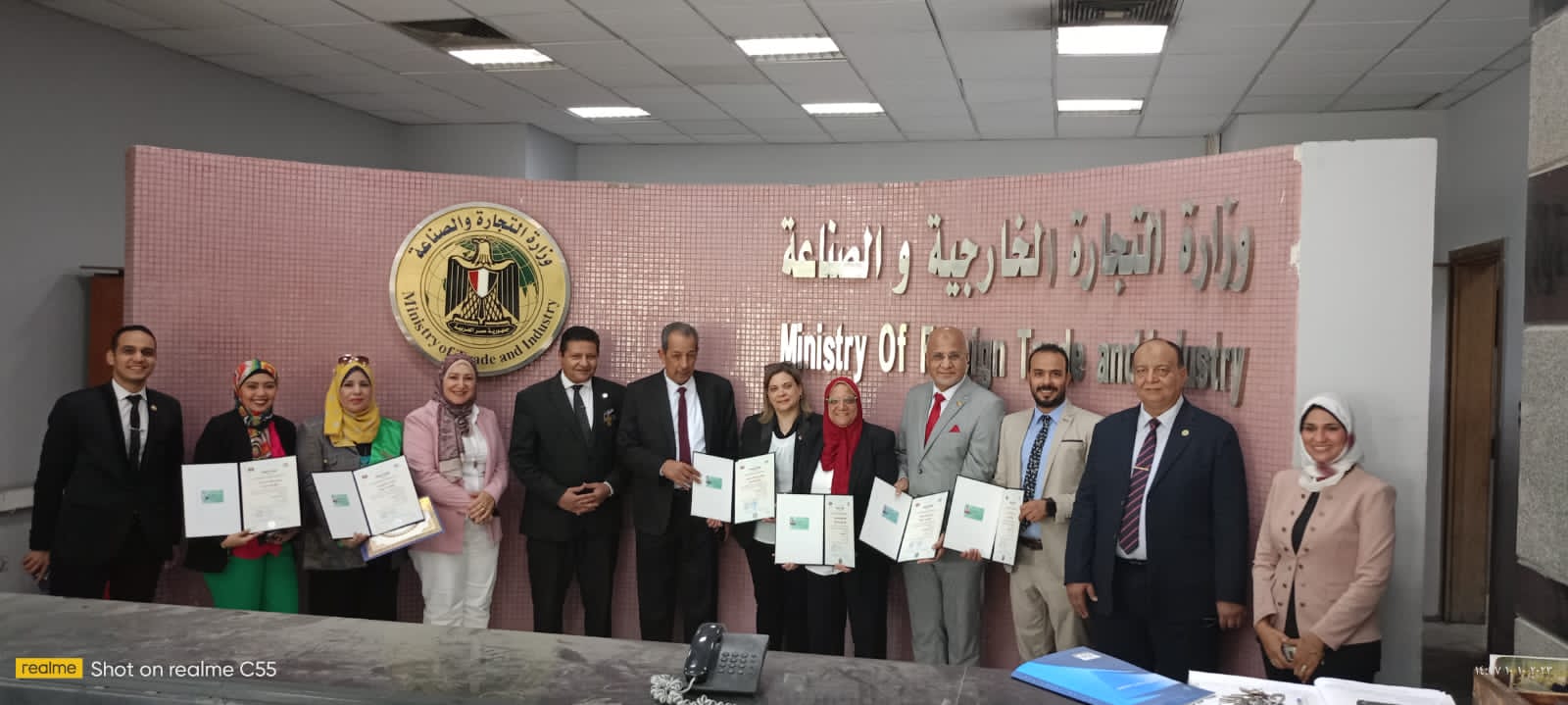 Handing over licenses to practice the profession of carbon footprint auditor at the Ministry of Commerce and Industry to 55 trainees after completing 96 training hours