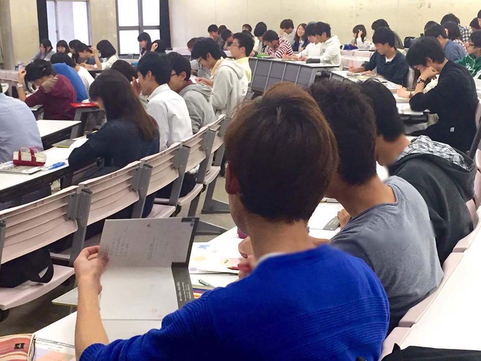 自己肯定感を育み、他者肯定と視点の多様性を共有するワークショップ「じっとみて。」 〜17のゴールから自分の未来の道しるべを見つけるための、SDGs起点となる絵本制作〜 自己肯定感を育み、他者肯定と視点の多様性を共有するワークショップ「じっとみて。」 〜17のゴールから自分の未来の道しるべを見つけるための、SDGs起点となる絵本制作〜
