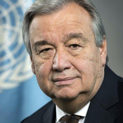 Retrato de António Guterres, Secretario General de la ONU, con el emblema de la ONU de fondo. 